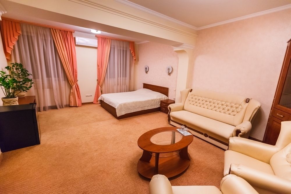 Maria Garden Hotel & Restaurant Ivano-Frankivsk Exterior photo