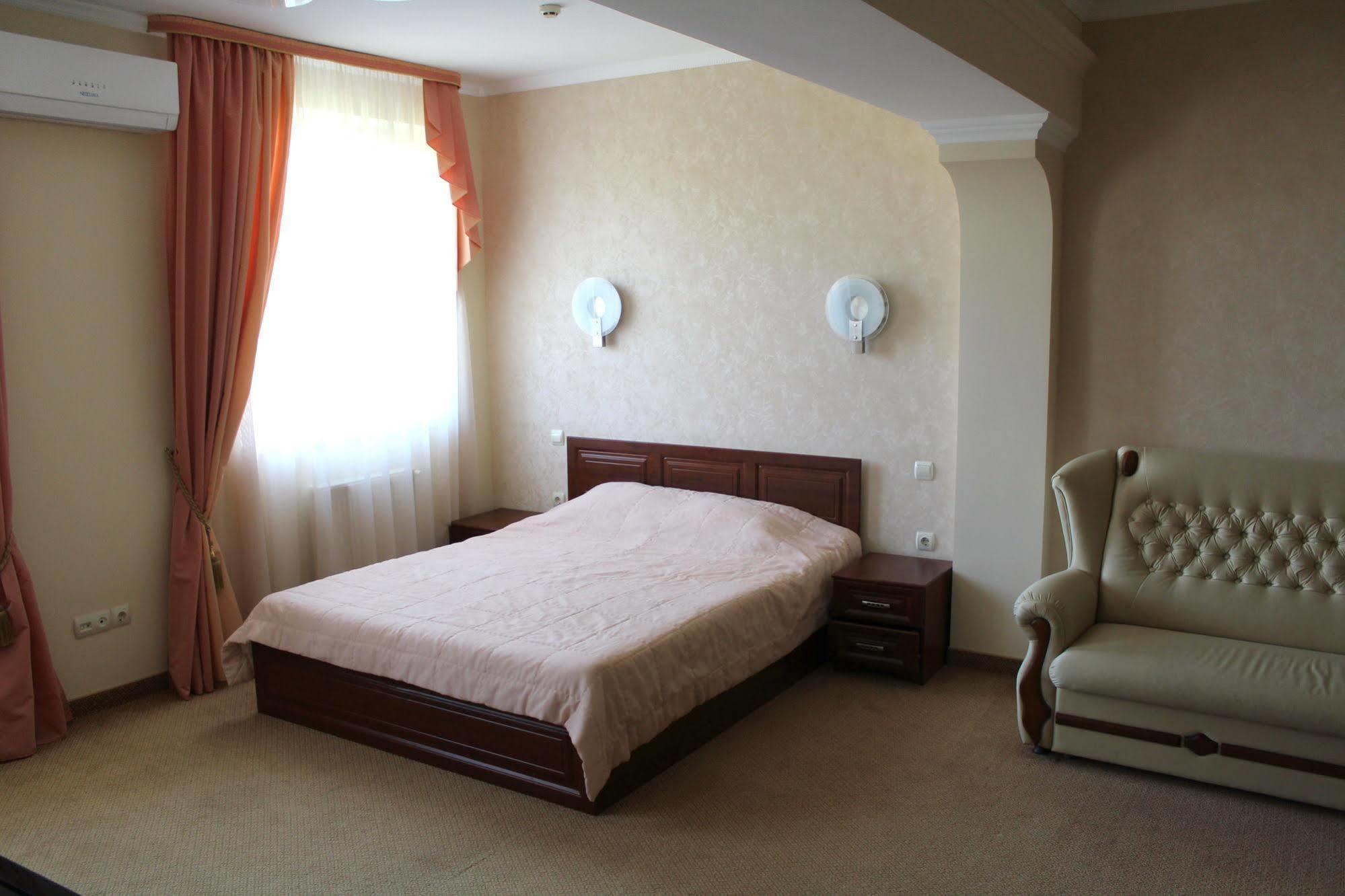 Maria Garden Hotel & Restaurant Ivano-Frankivsk Exterior photo