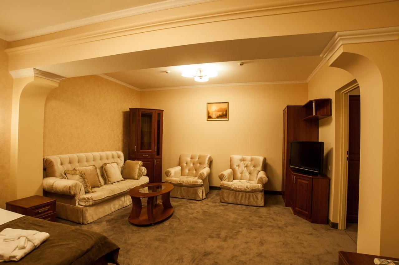 Maria Garden Hotel & Restaurant Ivano-Frankivsk Exterior photo